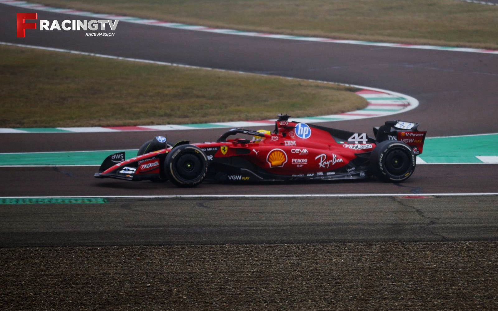 IL CAVALLINO E IL CAMPIONE: HAMILTON ABBRACCIA LA STORIA A FIORANO